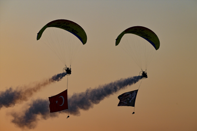 TEKNOFEST Adana'da gün batımında paramotor gösterisi büyüledi