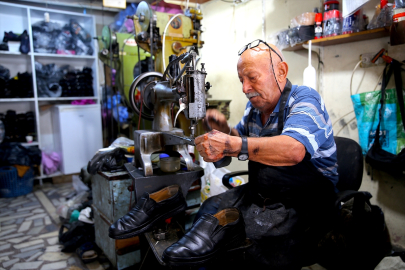 76 yaşındaki Selim Orduluoğlu 60 yıldır ayakkabı tamirciliği yapıyor
