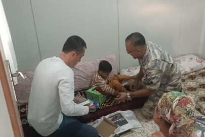 Hatay’da depremzede serebral palsili Bekir'in 'Mercedes'ini asker ağabeyleri hediye etti