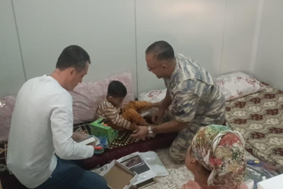 Minik Bekir'e askerlerden yürüteç hediyesi