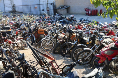 Adana Kozan'da bağlanan motosiklet ve otomobil çürümeye yüz tutuyor