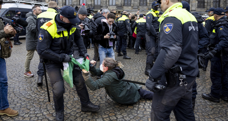 Amsterdam’da Filistin yanlısı protestoya müdahale 100’den fazla gözaltı 3