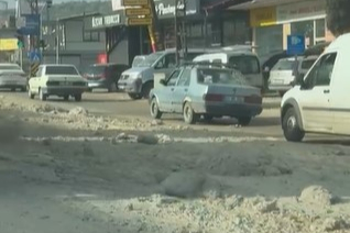 Hatay’da seyir halindeki kamyondan moloz döküldü, kazadan kıl payı kurtulundu