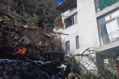 Adana'da yamaçtan yuvarlanan dev kaya evleri vurdu