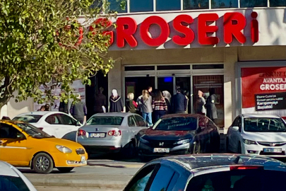 Adana’da  'Şahane Cuma' indirimleri uzun kuyruklar oluşturdu