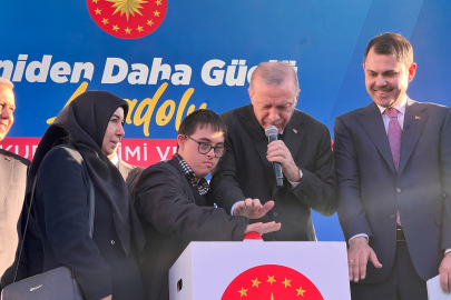 Cumhurbaşkanı Erdoğan, ''Deprem konutları 10 senede bitmez'' diyen Özgür Özel'e cevap vererek 155 bininci konutun anahtarı hak sahibine teslim etti