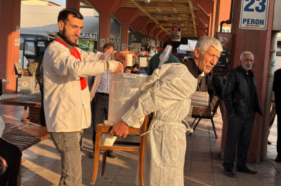 Adana'da tezgahı alınan "Yılancı Osman", ayranı sırtında taşıyor!