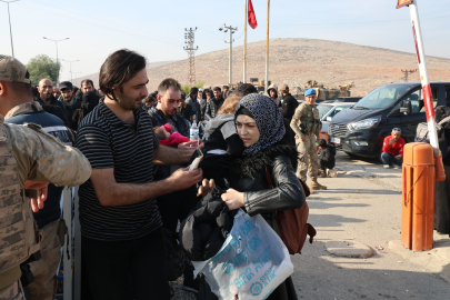 Suriye'deki Esad rejiminin yıkılmasıyla Suriyeliler memleketlerine dönmeye başladı