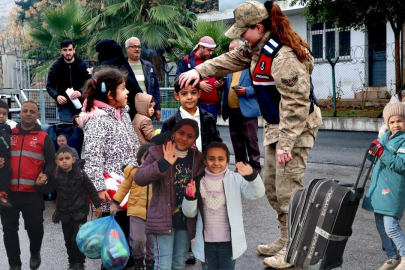 Suriye'ye dönen çocuklar, Türkiye'de veda ettikleri öğretmenlerine ve sınıf arkadaşlarına selam gönderdi