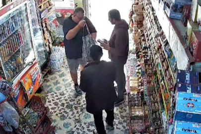 Alman turist, market sahibi namaz kılarken çantasını doldurdu
