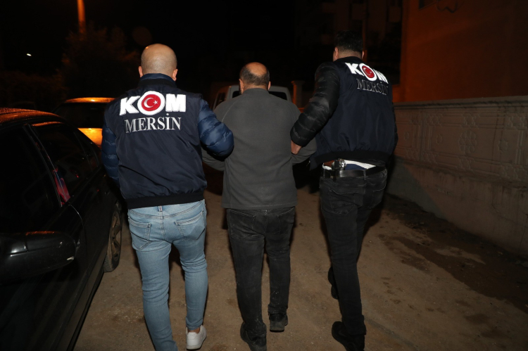 Mersin limanı'nda rüşvet ağı çökertildi 114 gözaltı, yüklü miktarda para ve altın ele geçirildi 2
