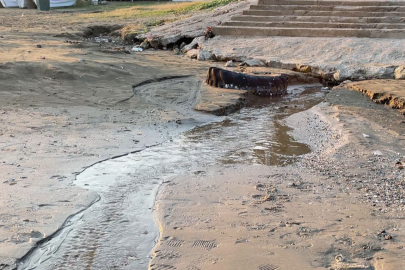 Yumurtalık’ta kaynağı belirsiz atık su denize karışarak kirliliğe yol açıyor