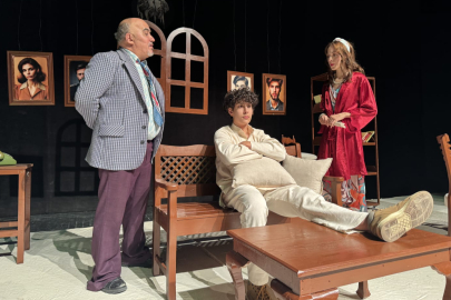 Aziz Nesin’in "Bişey Yap Met" Oyunu, Seyhan Belediyesi Drama Atölyesi’nde sahnelendi