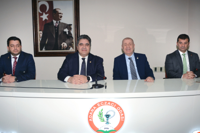 Zafer Partisi Genel Başkanı Ümit Özdağ, Adana’da eczacıların çözüm arayışını dinledi