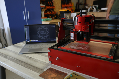 Adana’daki üniversite öğrencilerinden Türkiye’nin ihracat bağımlılığını azaltacak yerli CNC makinesi projesi!