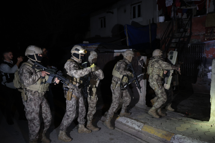 Adana'da uyuşturucu satıcılarına yönelik düzenlenen operasyonda 20 şüpheli yakalanırken, 9'u çıkarıldıkları mahkemece tutuklandı.