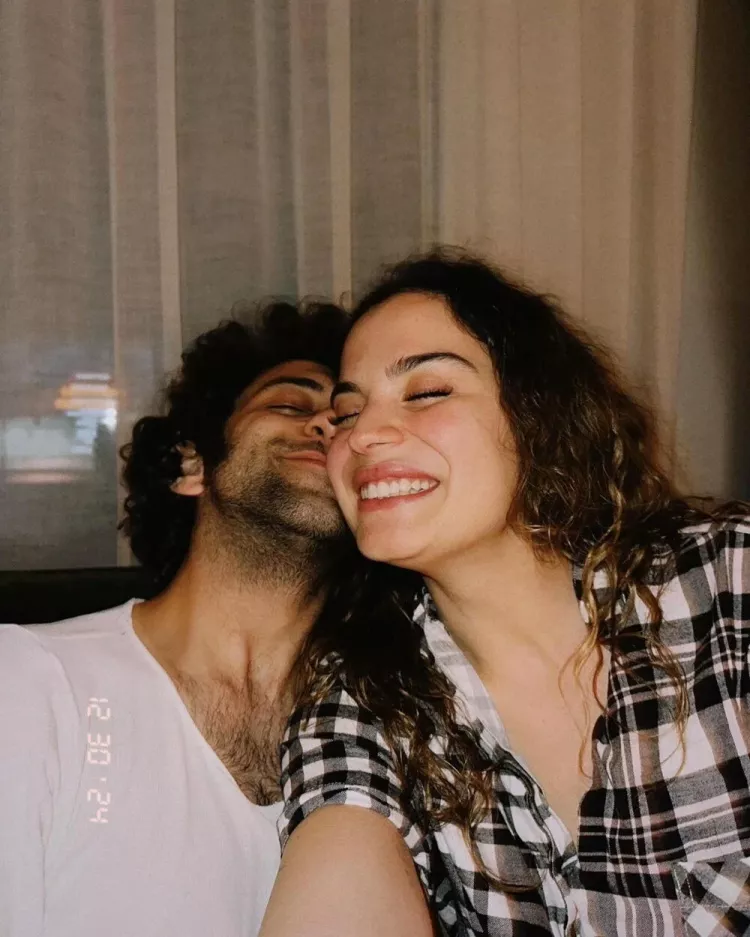 Aslı Bekiroğlu, Furkan Rıza Demirel ile nasıl tanıştıklarını anlattı Aşkımız film setinde başladı 4