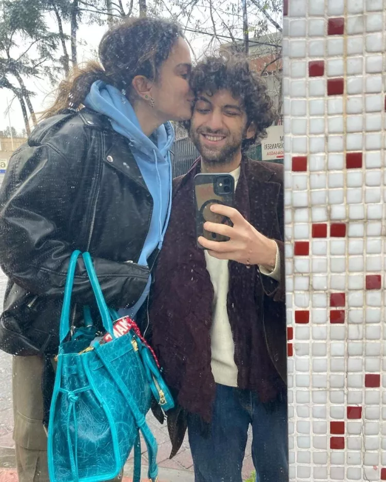 Aslı Bekiroğlu, Furkan Rıza Demirel ile nasıl tanıştıklarını anlattı Aşkımız film setinde başladı 5