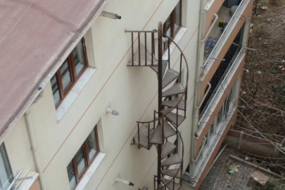 Elazığ'daki yangın merdiveni görenleri şaşkına çevirdi