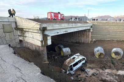 Tuzla'da servis minibüsü şarampole devrildi, 16 kişi yaralandı