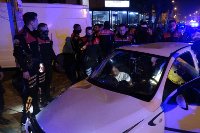 Antalya'da kaçan araçtan 17 ruhsatsız tabanca çıktı, sürücü kazada yaralandı