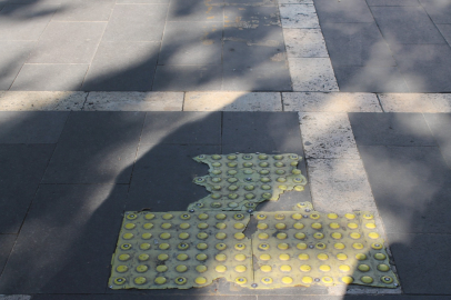 Adana'da görme engelliler için yapılan yürüyüş yolu kullanılamaz hale geldi