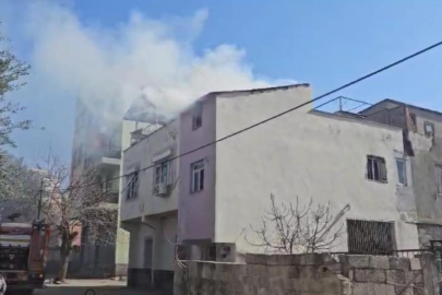 Adana'da iki katlı evde yangın çıktı