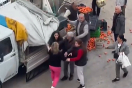 Adana’da kadın, seyyar satıcıyla tartışıp kamyonetini zarar verdi