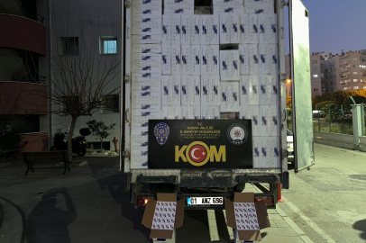 Adana'da kamyonette 5 milyon gümrük kaçağı makaron ele geçirildi, 2 şüpheli tutuklandı