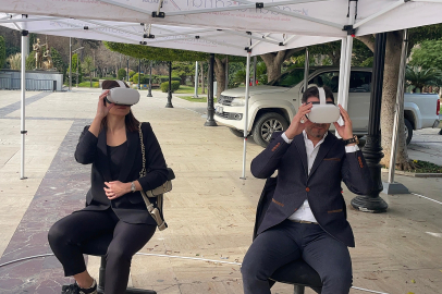 Adana’da vatandaşlara 6 Şubat depremi VR gözlüklerle anlatılıyor