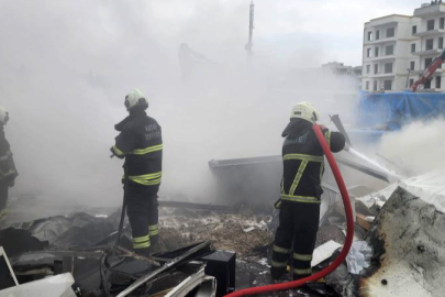 Hatay’da şantiye alanında yangın: 3 konteyner küle döndü