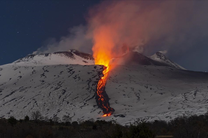Avrupa'nın en aktif yanardağı Etna'da volkanik hareketlilik sürüyor