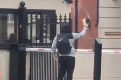 İngiltere'nin başkenti Londra'da Türk Konsolosluğu önünde Kur'an-ı Kerim yakıldı