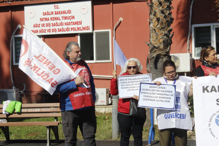 Adana'da diş hekimleri çalışma koşullarının iyileştirilmesi için iş bıraktı 