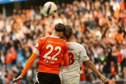 Adanaspor - Ümraniyespor maçında olaylı an! Top hakeme çarptı, gol iptal edildi