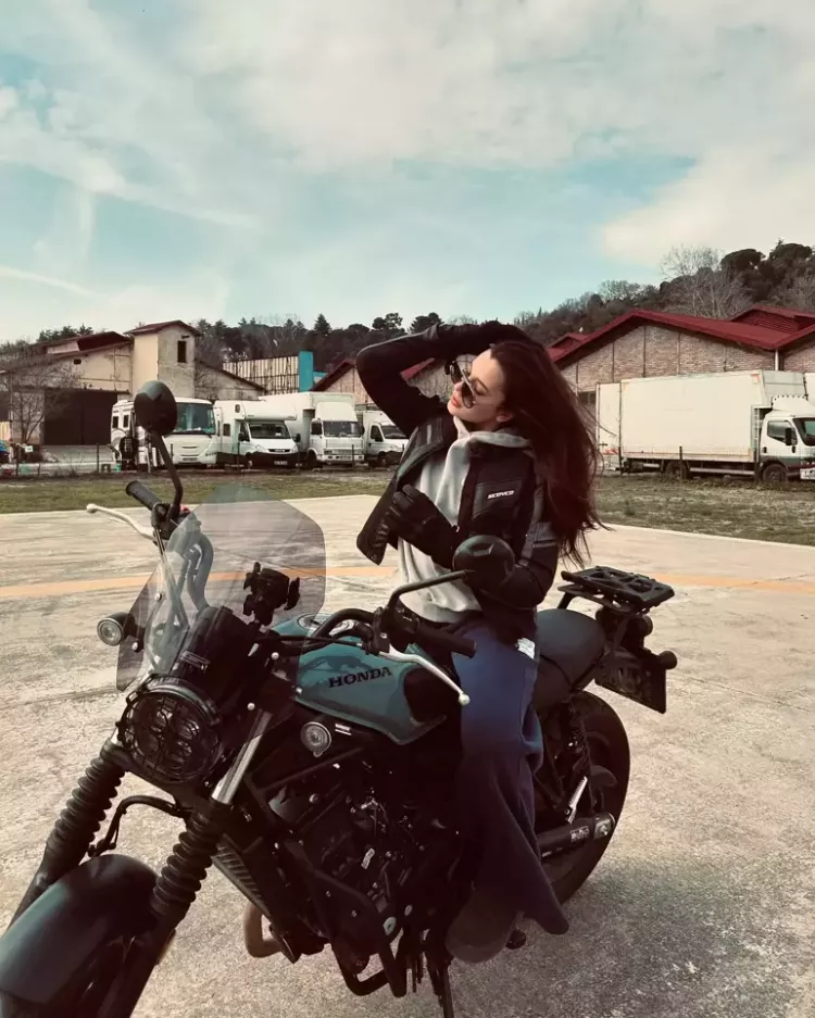 Kızıl Goncalar’ın Zeynep’i Mina Demirtaş’tan motosiklet şovu! Sosyal medyada olay oldu 2