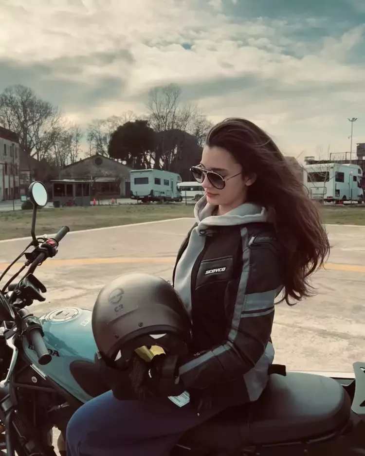 Kızıl Goncalar’ın Zeynep’i Mina Demirtaş’tan motosiklet şovu! Sosyal medyada olay oldu 3