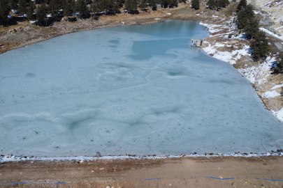 Mersin’de Tozlu Göleti tamamen dondu