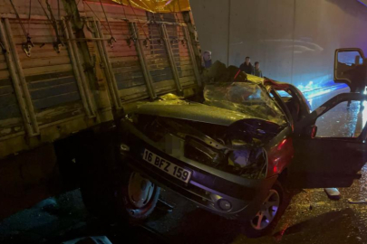 Bursa’da zincirleme kaza: Otomobil kamyonun altına girdi, 1 ölü, 4 yaralı