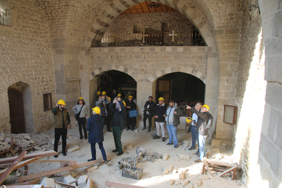 Depremde hasar gören Aziz Georgios Rum Ortodoks Kilisesi'nde inceleme