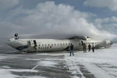 Toronto’da uçak kazası: Delta Havayolları uçağı iniş sırasında takla attı, 8 kişi yaralandı