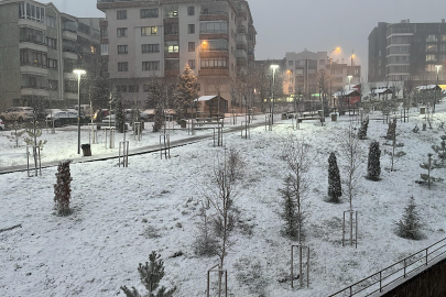 Başkent'te etkili kar yağışı: Ankara’da okullara tatil yok!