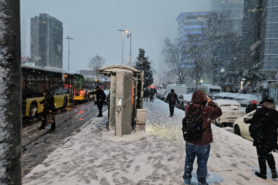 İstanbul’da kar yağışı: Kimisi trafikte kaldı, kimisi metroda mahsur kaldı, kimisi karın keyfini çıkardı!