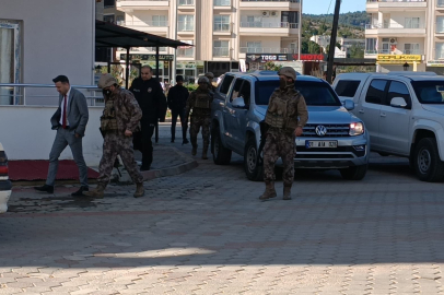 Adana'da polis memuru balkondan ateş açtı! Emniyet müdürü ikna etti