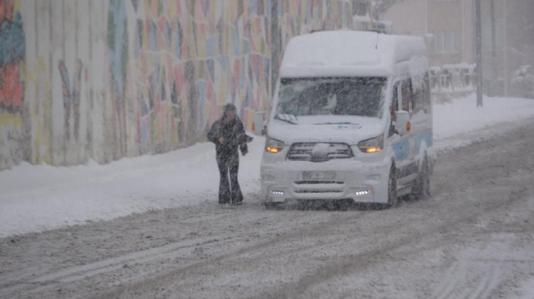 Van’da yoğun kar yağışı Uçak seferleri iptal oldu, 560 yerleşim yerinin yolu ulaşıma kapandı 2