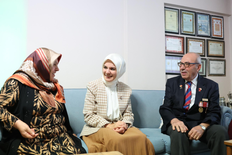 Aile ve Sosyal Hizmetler Bakanı Mahinur Özdemir Göktaş, evliliklerinde yarım asrı geride bırakan Kıbrıs Gazisi Ahmet Küçük ve eşi İsminaz Küçük'ü evlerinde ziyaret ederek, 50. evlilik yıl dönümlerini kutladı.