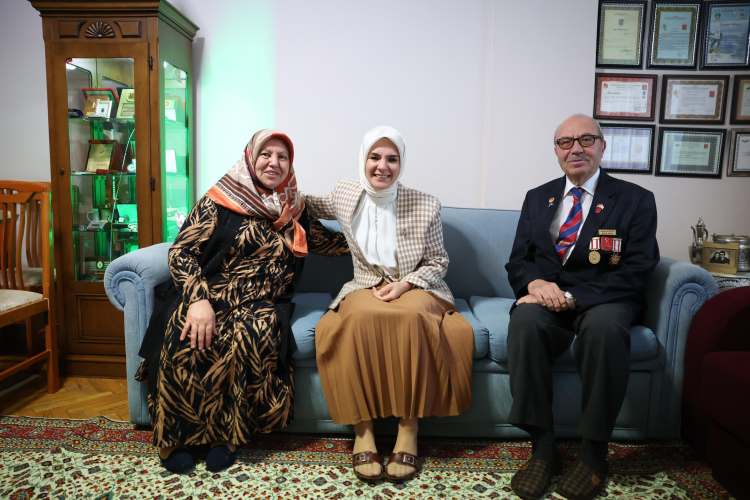 Aile ve Sosyal Hizmetler Bakanı Mahinur Özdemir Göktaş, evliliklerinde yarım asrı geride bırakan Kıbrıs Gazisi Ahmet Küçük ve eşi İsminaz Küçük'ü evlerinde ziyaret ederek, 50. evlilik yıl dönümlerini kutladı.