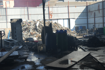 Kepez’de geri dönüşüm deposu yangını: 3-4 milyon TL zarar