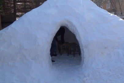 Muş'ta çay ocağı sahibi Iglu yaparak müşterilerine çay ikram etti