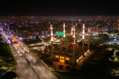 Sabancı Merkez Camii'nde iki minaresi arasına asılan mahya havadan görüntülendi